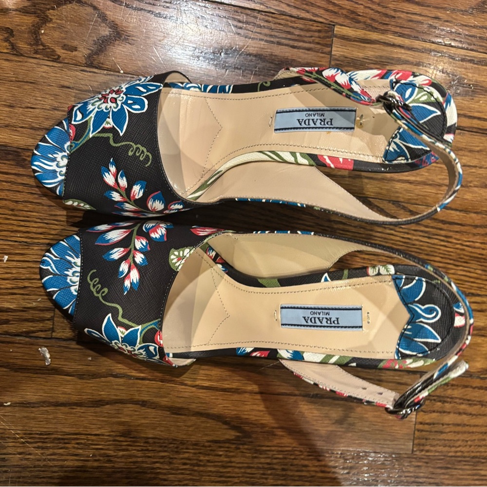 Prada Women's Black and Blue Floral heels